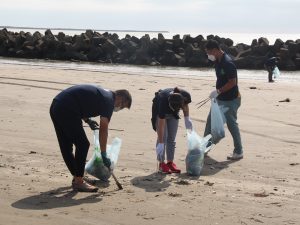 海岸のゴミを拾う職員（10月9日）