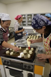 パンを焼く準備をする参加者