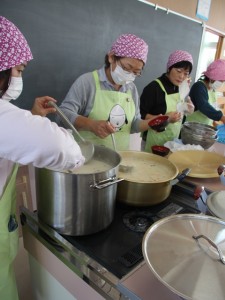 女性部員特製の米粉のクリームシチュー