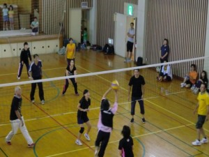 バレーボールを楽しむ参加者