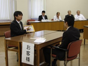 ＪＡの自動車共済ならではのおすすめポイントを案内する大網一雄さん