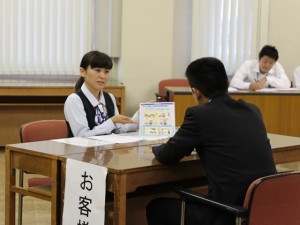 自動車共済の仕組みについてわかりやすく説明する金田美奈子さん