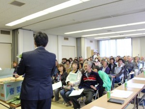 市場担当者の説明を熱心に聞く生産者