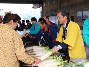 生産者と一緒に野菜を販売する当ＪＡ石神嘉明常務