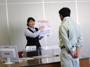 手作りの資料でわかりやすく説明する石毛里美さん