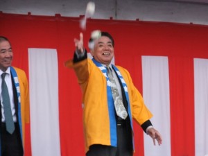 紅白もち投げを行う、当ＪＡ鈴木一男組合長