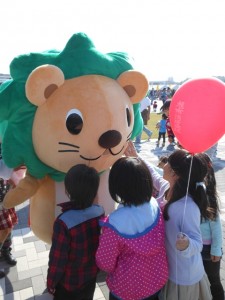 子どもと触れ合うちばみ―