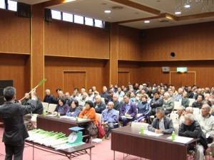 出荷規格を説明する市場担当者