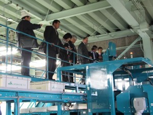 キュウリの機械選果を視察しました
