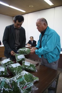 出荷規格を確認する同会役員