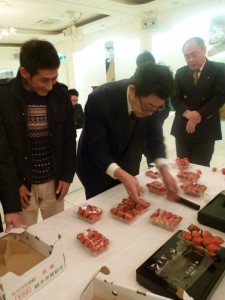出荷規格について確認する生産者