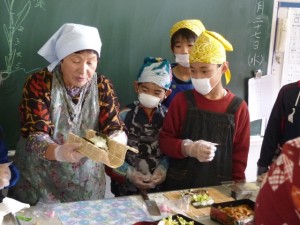 太巻き寿司の作り方を教える同部の髙安秀子さん