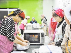 米粉を使ったケーキ作りに挑戦する参加者