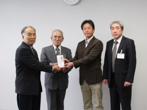 寄付金を贈呈する同会の信太豊秋会長（右から2人目）