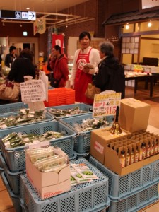 当ＪＡ職員はキュウリのおいしさをＰＲしました