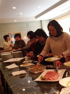 千葉県産食材のランチバイキングを楽しむ女性部員