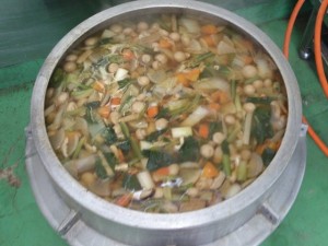 女性部員が持ち寄った野菜で作った米粉のけんちんうどん