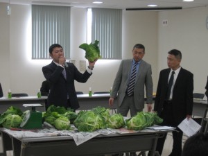 04.14 marusin 出荷規格を説明する青果市場の担当者