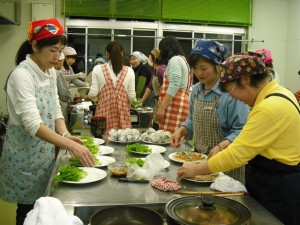 仲間と一緒に調理を楽しむ女性部員