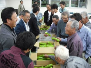 出荷規格を確認しながら意見交換する生産者たち