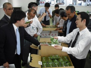 査定品を確認する生産者と市場担当者