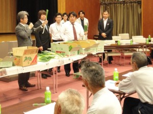 出荷規格を説明する市場担当者たち