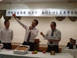 生産者へ出荷規格を説明する市場の担当者