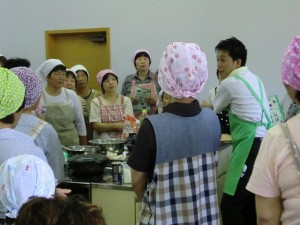 説明を聞く参加者