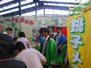 飯岡メロン部会の向後一洋会長は飯岡の貴味メロンをＰＲ