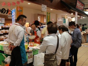 試食コーナーはたくさんの来店者でにぎわいました