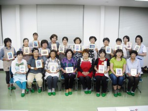 作品を手に集合写真