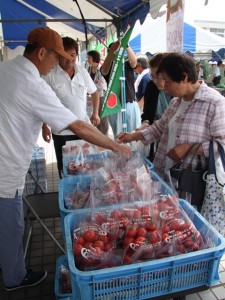 大人気の野菜販売