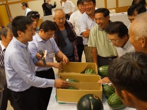 査定品を確認しながら、意見交換する生産者と市場担当者