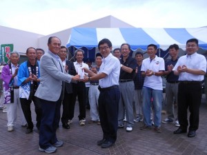 銚子生産組織連絡協議会 石上與一会長(左)から銚子市長へ寄付金の贈呈