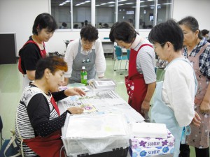 作品をつくる女性部員