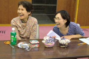 作品を前に笑顔の部員