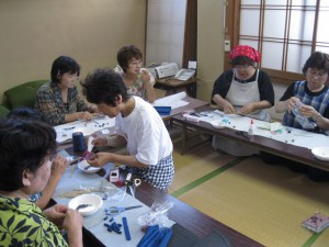 ネックレスを作る女性部員
