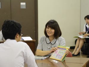 笑顔で説明する林ゆかりさん