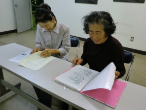 勉強をする桑田さんと小関さん