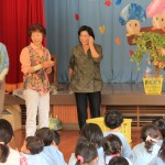 落花生農家が落花生の生育を説明