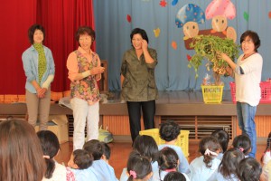 落花生農家が落花生の生育を説明
