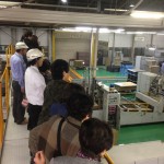 段ボールができる過程を見学する参加者