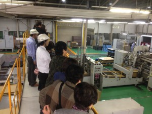 段ボールができる過程を見学する参加者