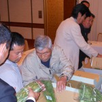 シュンギクの出荷規格を確認する生産者