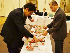 査定品を確認する市場担当者