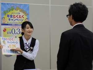 資料を使いわかりやすく説明する石毛さん