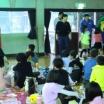 米粉料理を食べる児童たち