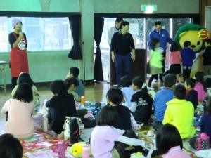 米粉料理について説明を受ける児童たち