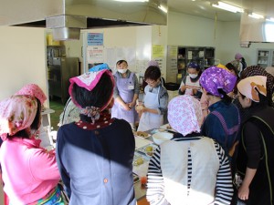 レンコンの飾り切りを実演する石原さん