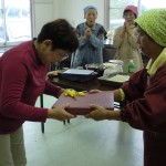 支部長から記念品を受け取る大木さん